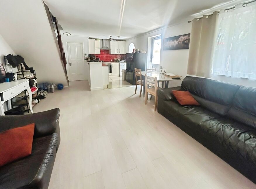 House Emerald Close in Greater London
