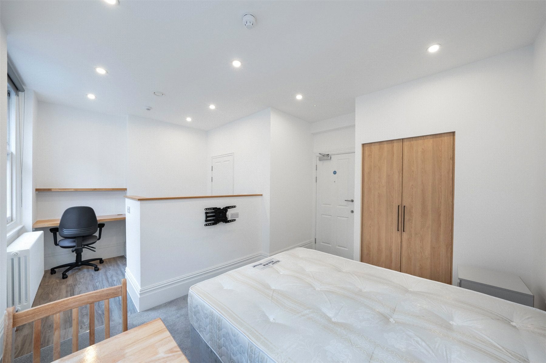 Flat Larkhall Rise in Greater London
