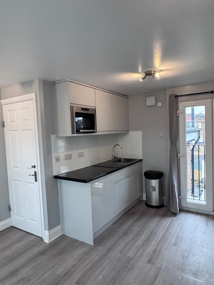 Flat Askew Crescent in Greater London