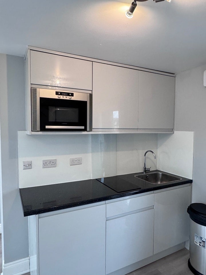 Flat Askew Crescent in Greater London