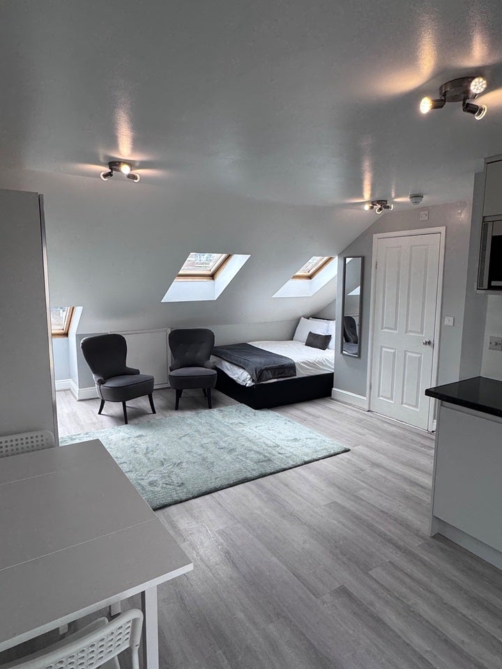 Flat Askew Crescent in Greater London