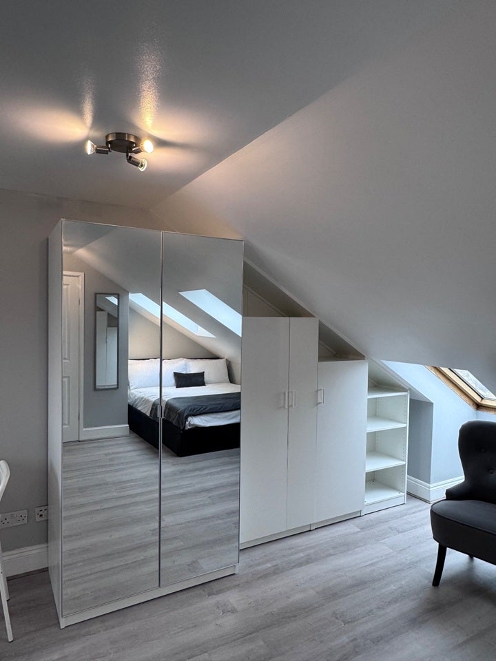 Flat Askew Crescent in Greater London
