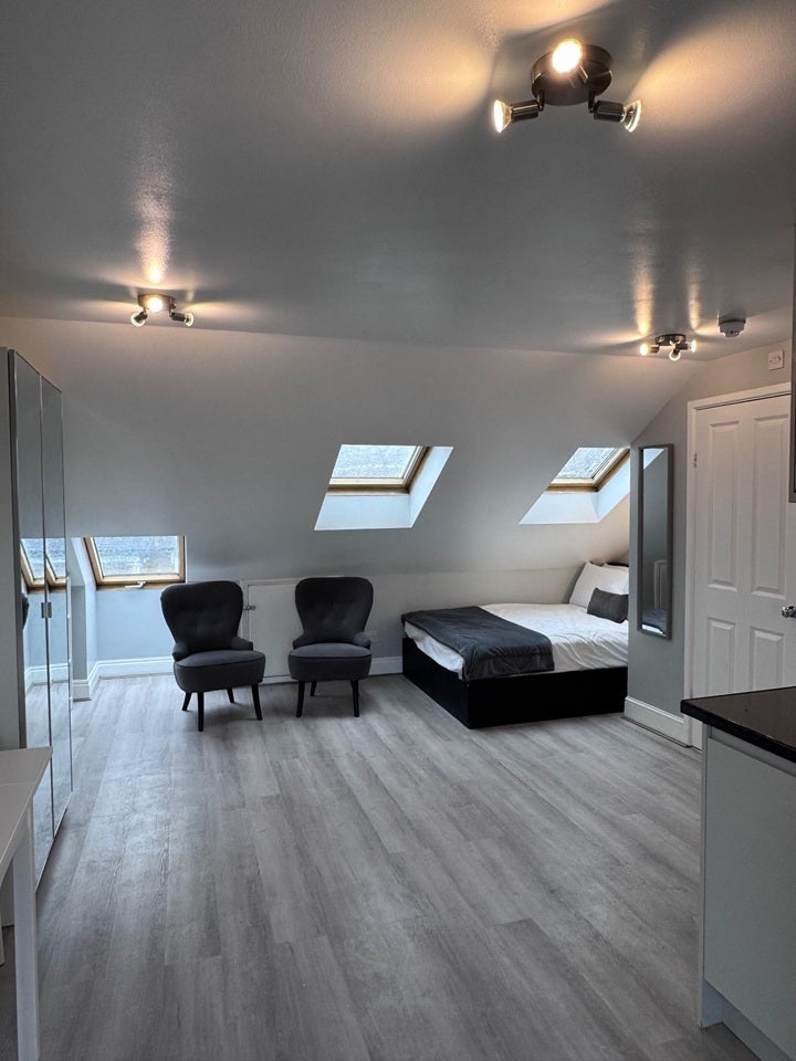 Flat Askew Crescent in Greater London