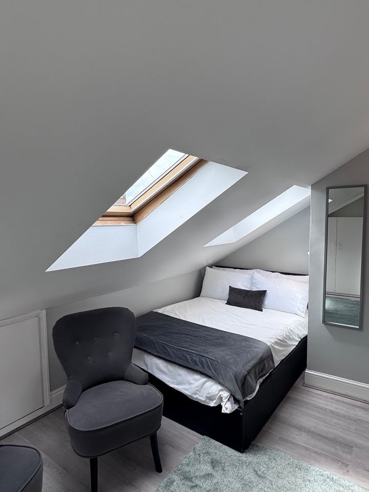 Flat Askew Crescent in Greater London