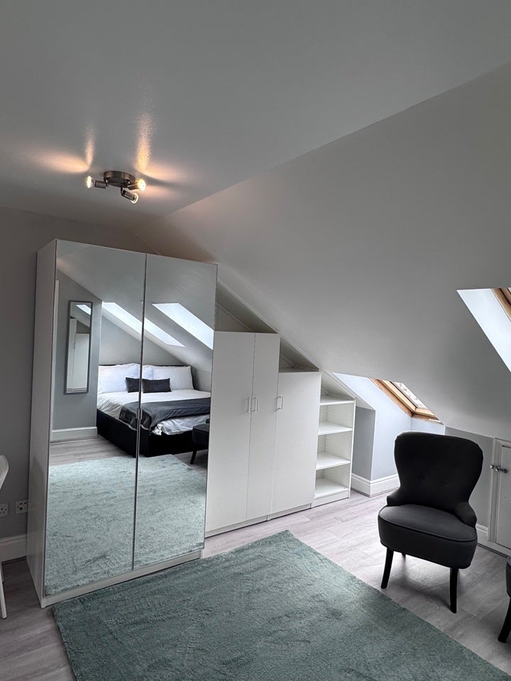 Flat Askew Crescent in Greater London