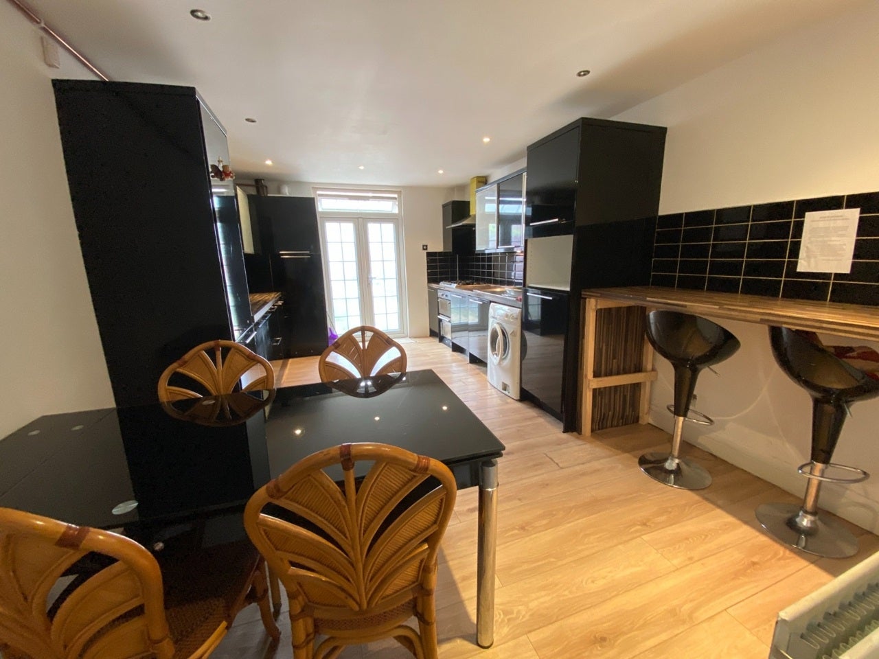 Room Ivy Road in Greater London