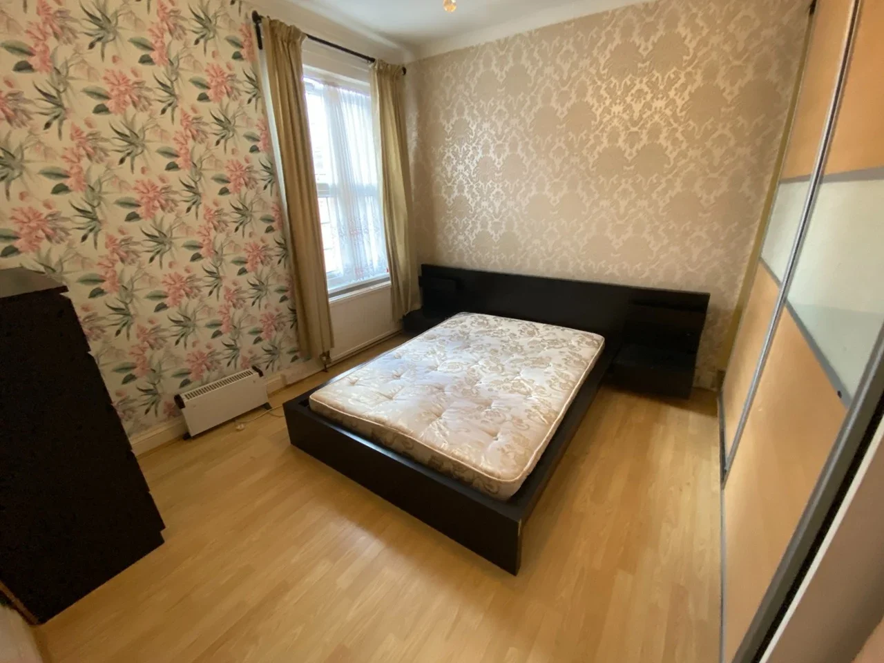 Room Ivy Road in Greater London