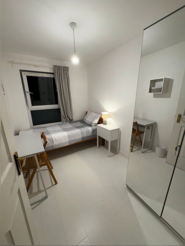 Room Westferry Road in Greater London