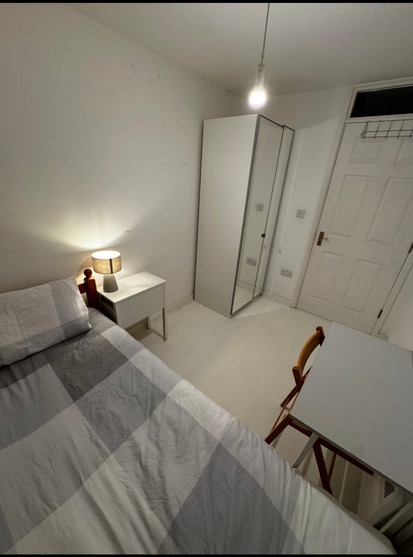 Room Westferry Road in Greater London