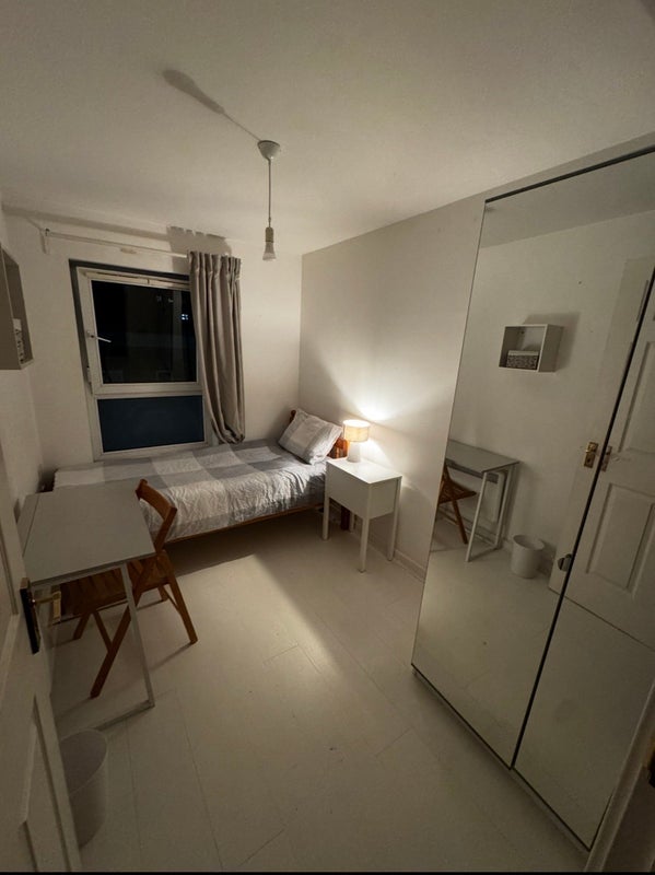 Room Westferry Road in Greater London