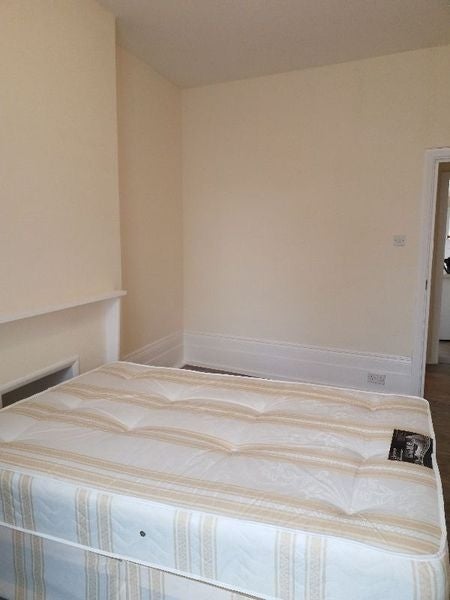 Flat Newington Green Road in Greater London