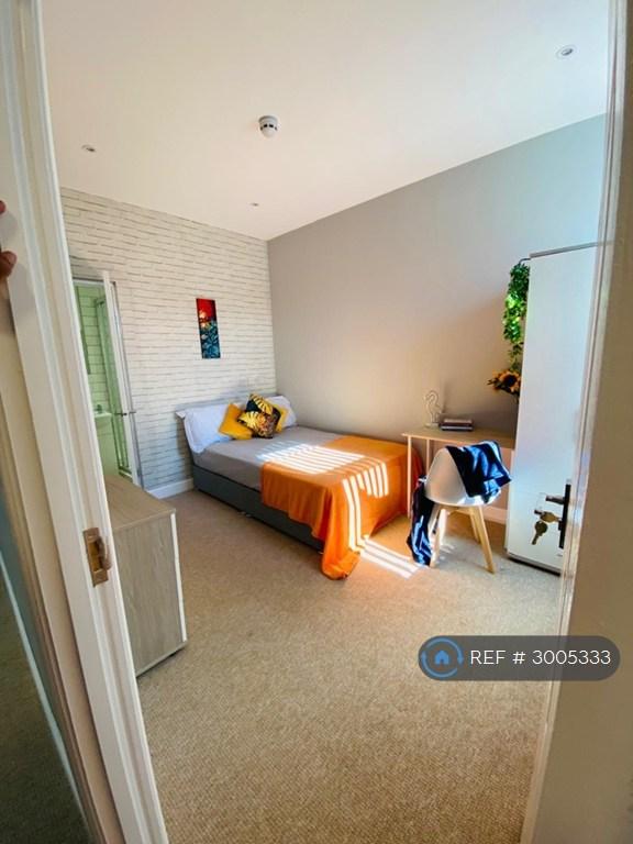 Room Cheviot Road in Slough