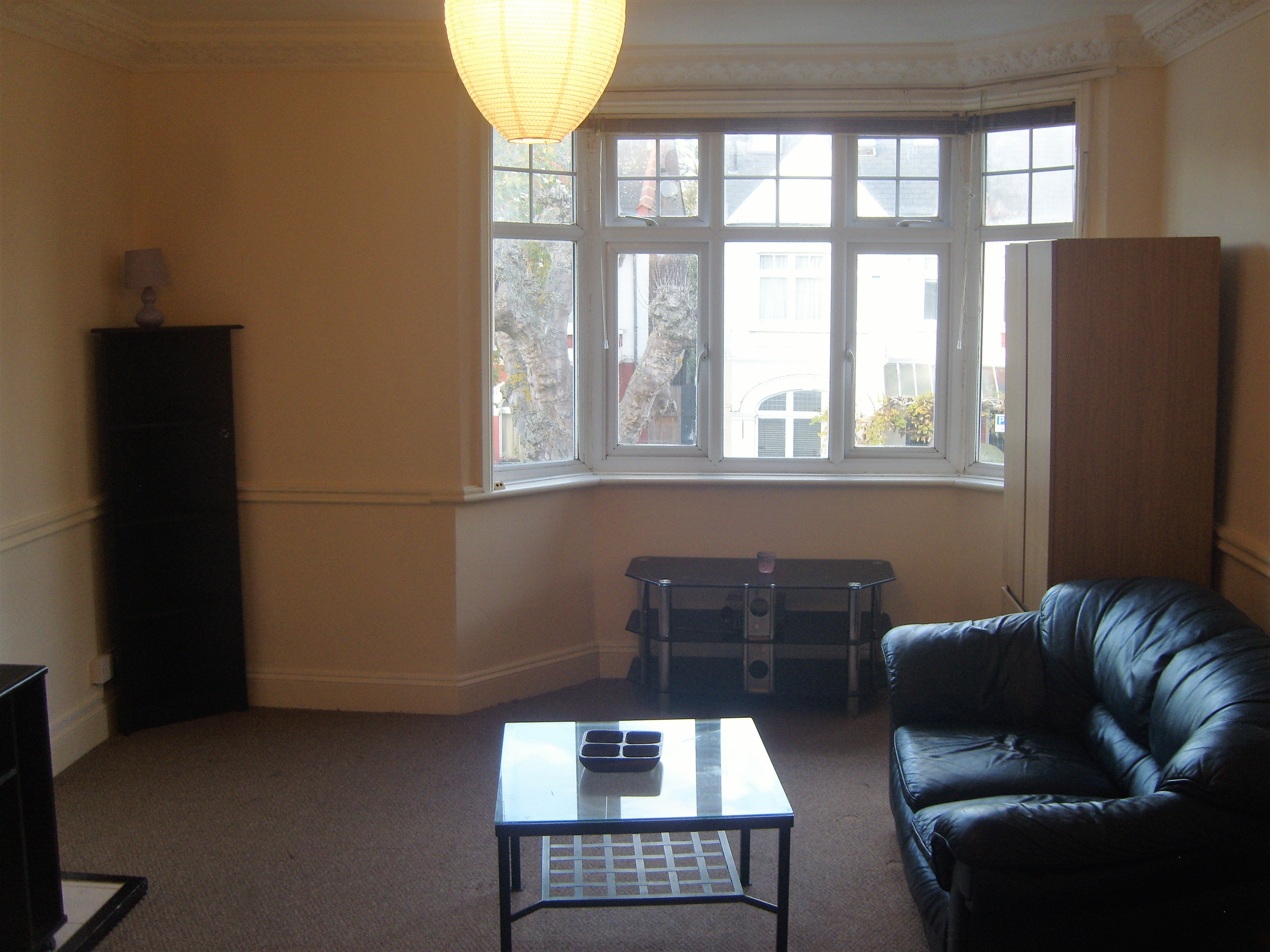 Flat Melrose Avenue in Greater London