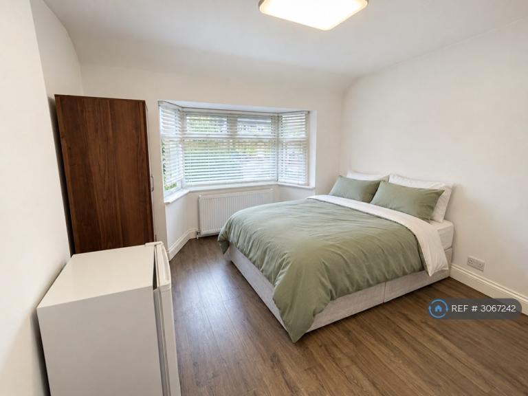Room Avondale Avenue in Greater London