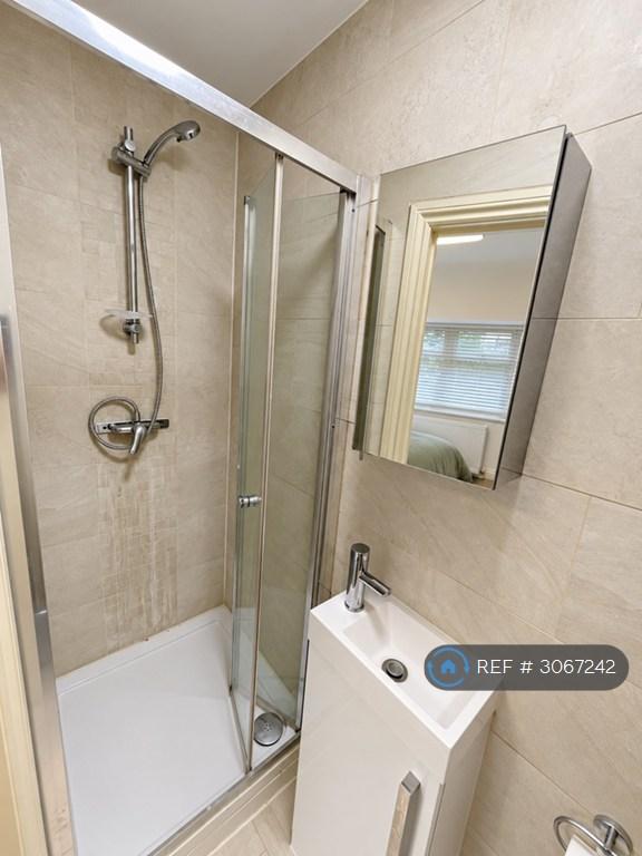 Room Avondale Avenue in Greater London