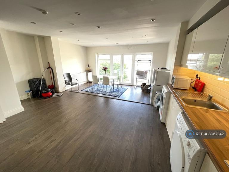 Room Avondale Avenue in Greater London