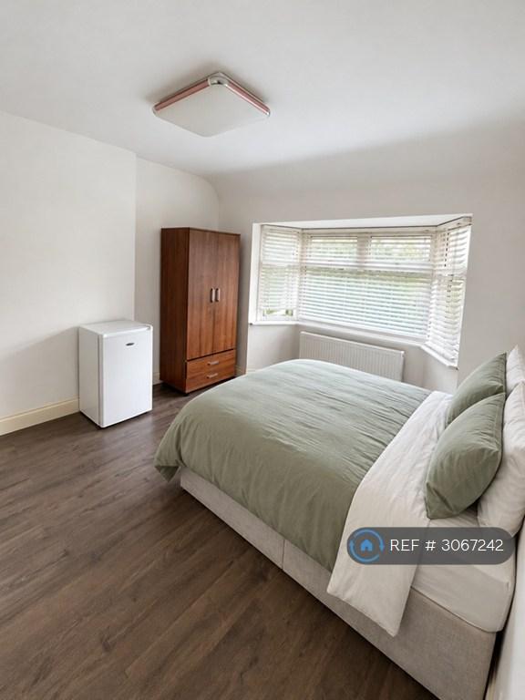 Room Avondale Avenue in Greater London