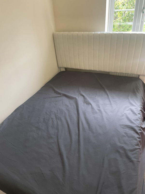 Room Dalton Drive in Salford