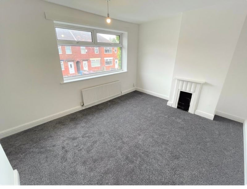 Room Dalton Drive in Salford