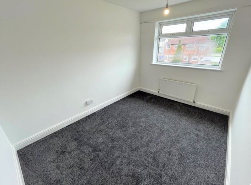 Room Dalton Drive in Salford