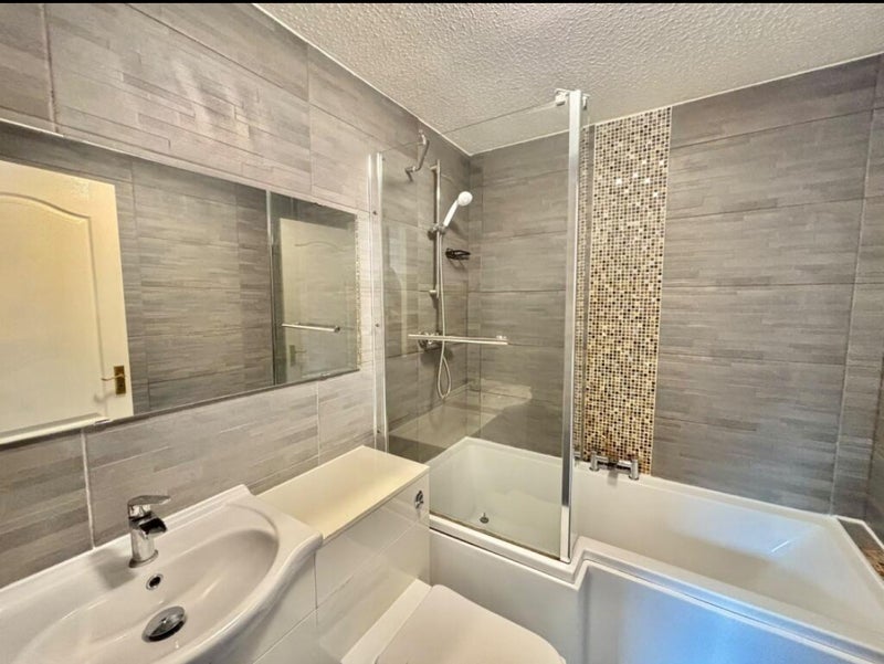 Room Dalton Drive in Salford