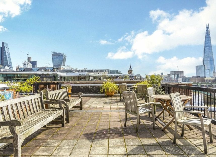 Flat Upper Thames Street in City of London