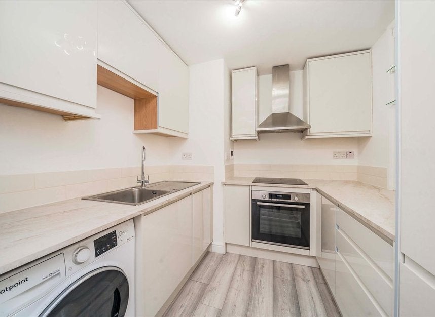 Flat Upper Thames Street in City of London