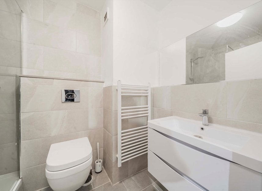 Flat Upper Thames Street in City of London