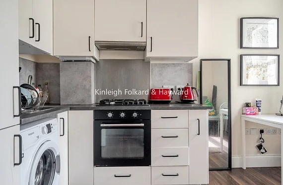 Flat Tankerville Road in Greater London
