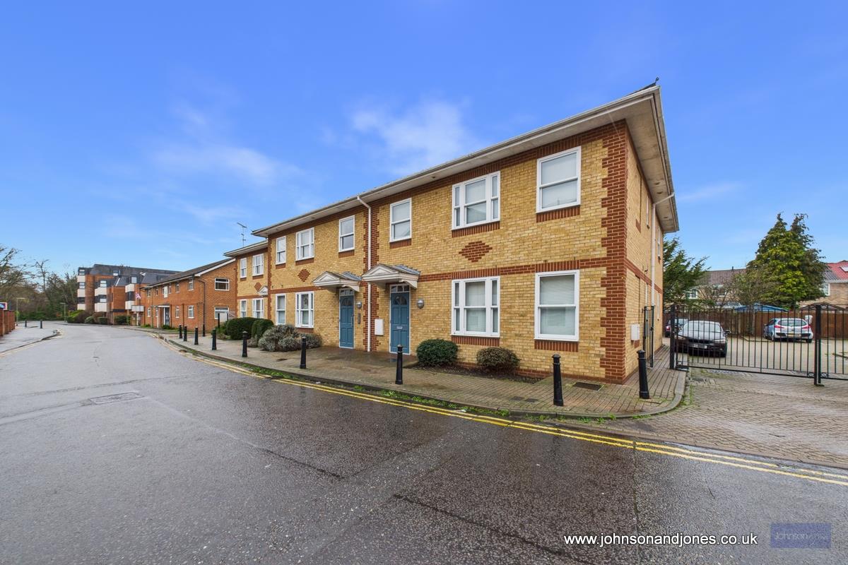 Flat Gogmore Lane in Borough of Runnymede