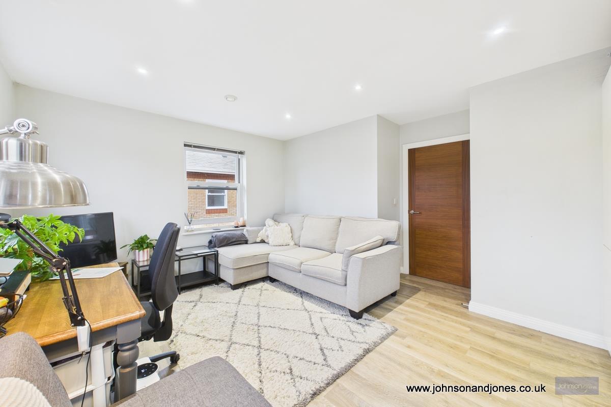Flat Gogmore Lane in Borough of Runnymede