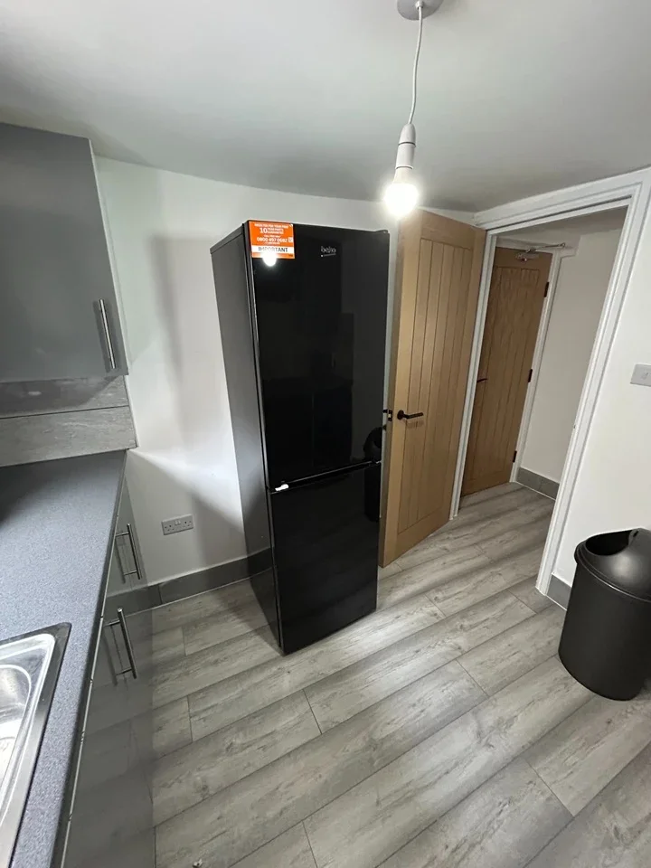 Room Commercial Road in Greater London