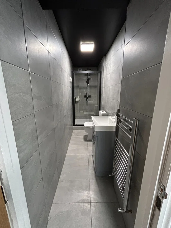 Room Commercial Road in Greater London
