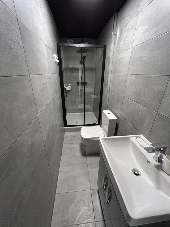 Room Commercial Road in Greater London