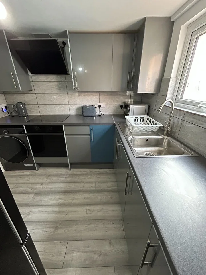 Room Commercial Road in Greater London
