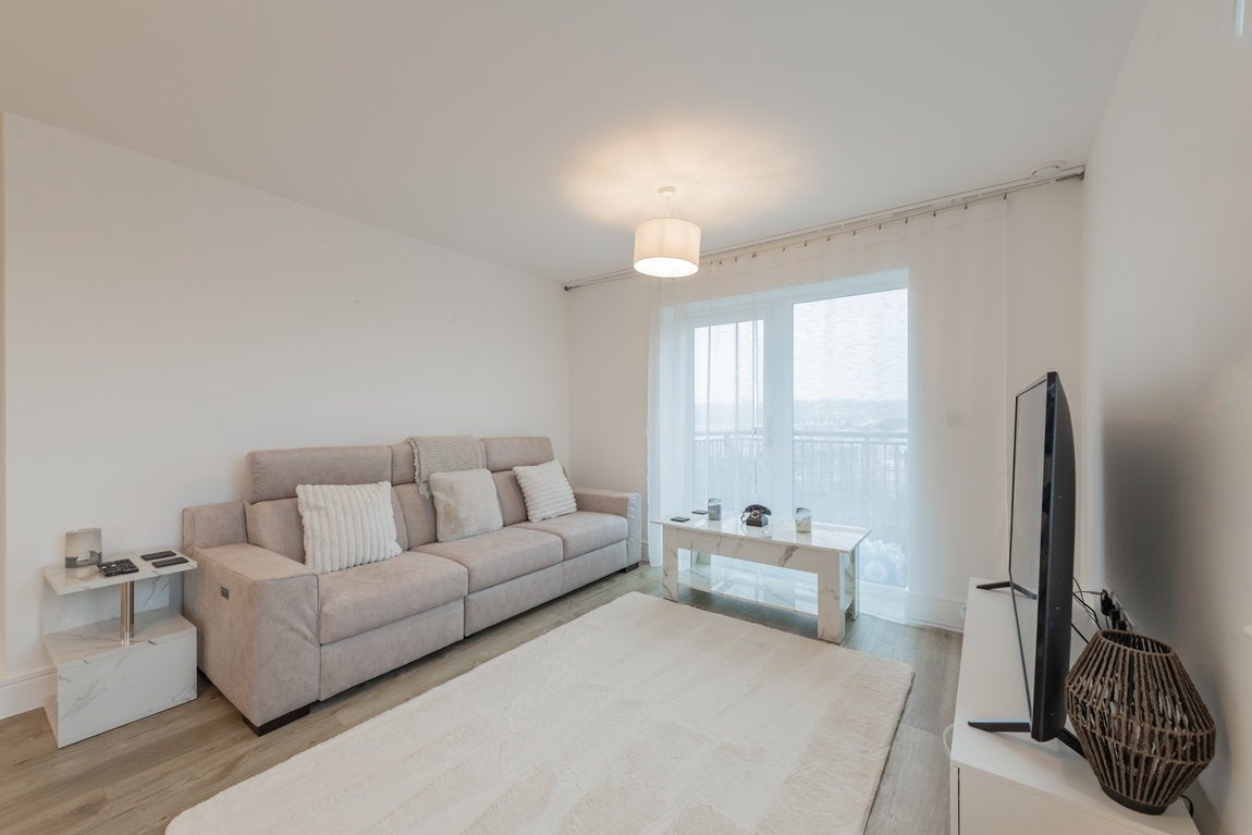 Flat Meridian Way in Southampton