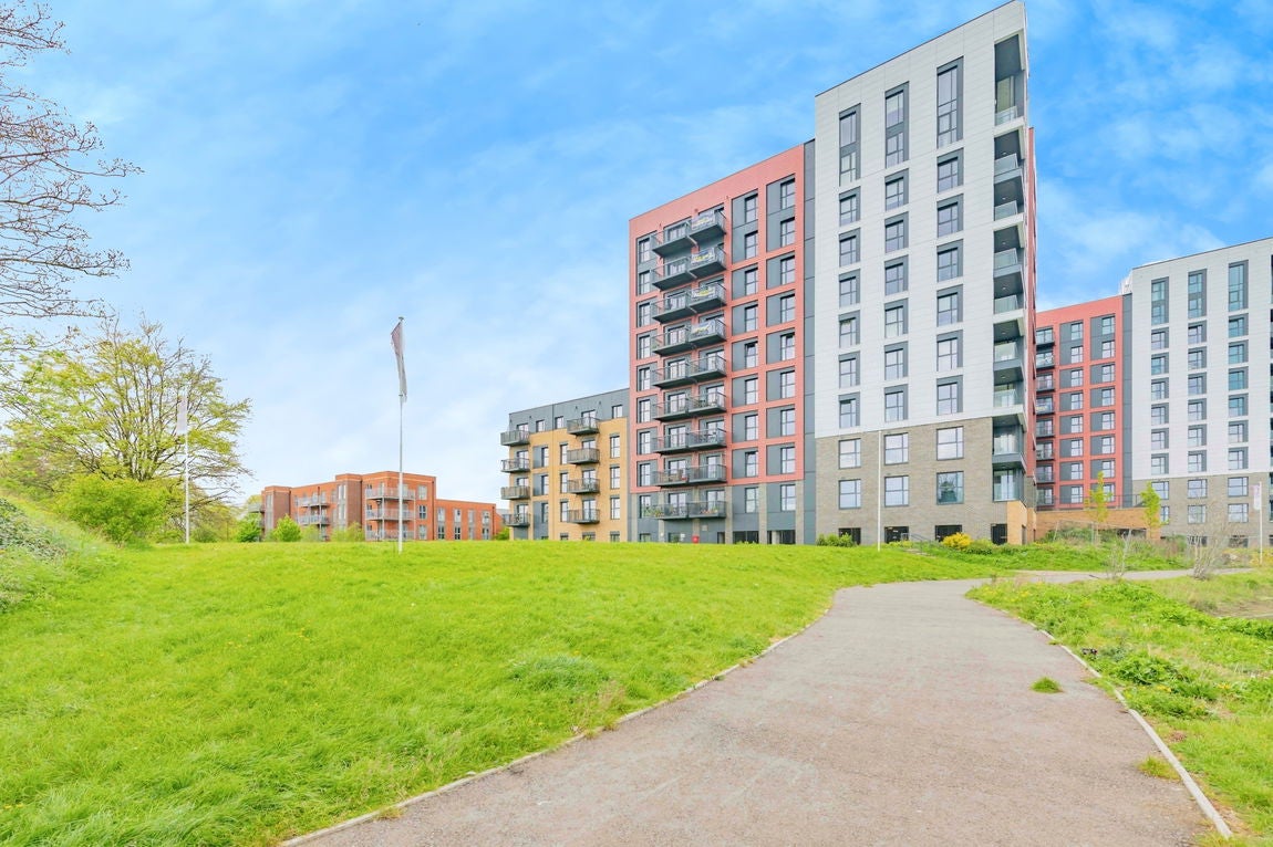 Flat Meridian Way in Southampton