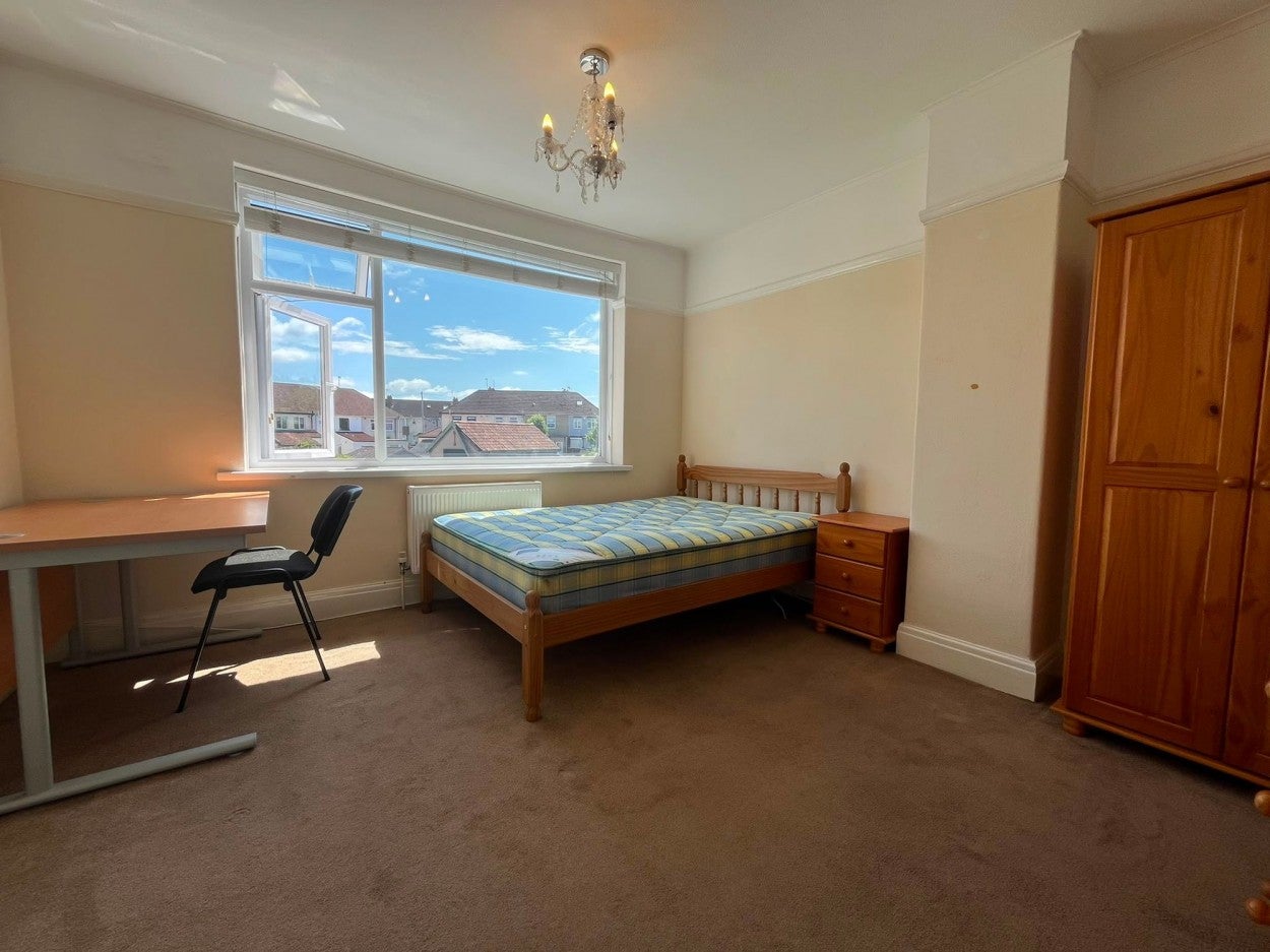 Room Conygre Road in Bristol