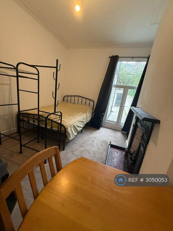 Room Cramond Avenue in Liverpool