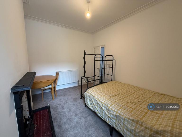 Room Cramond Avenue in Liverpool