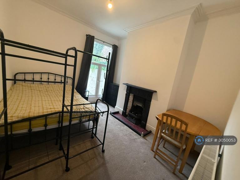 Room Cramond Avenue in Liverpool