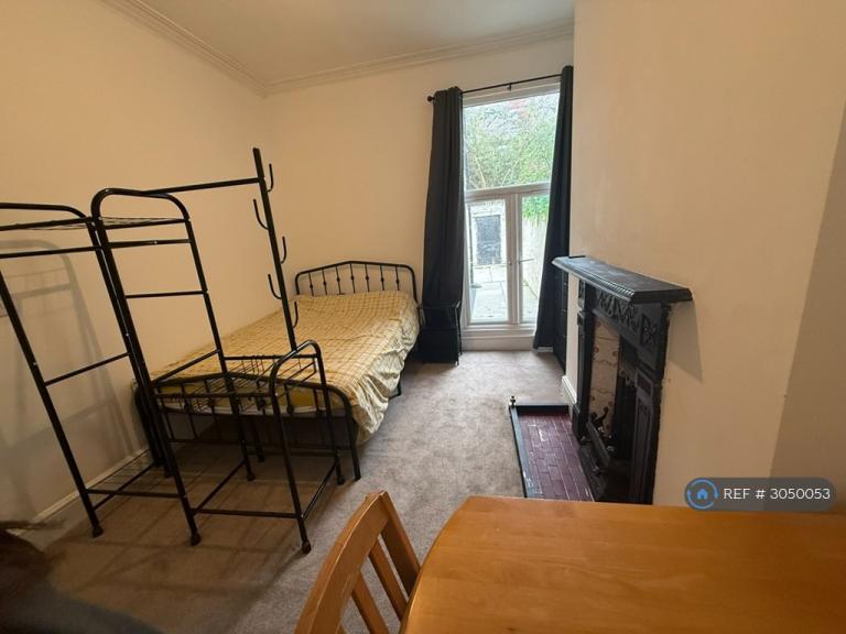 Room Cramond Avenue in Liverpool