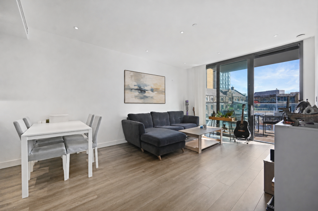 Flat Alie Street in Greater London