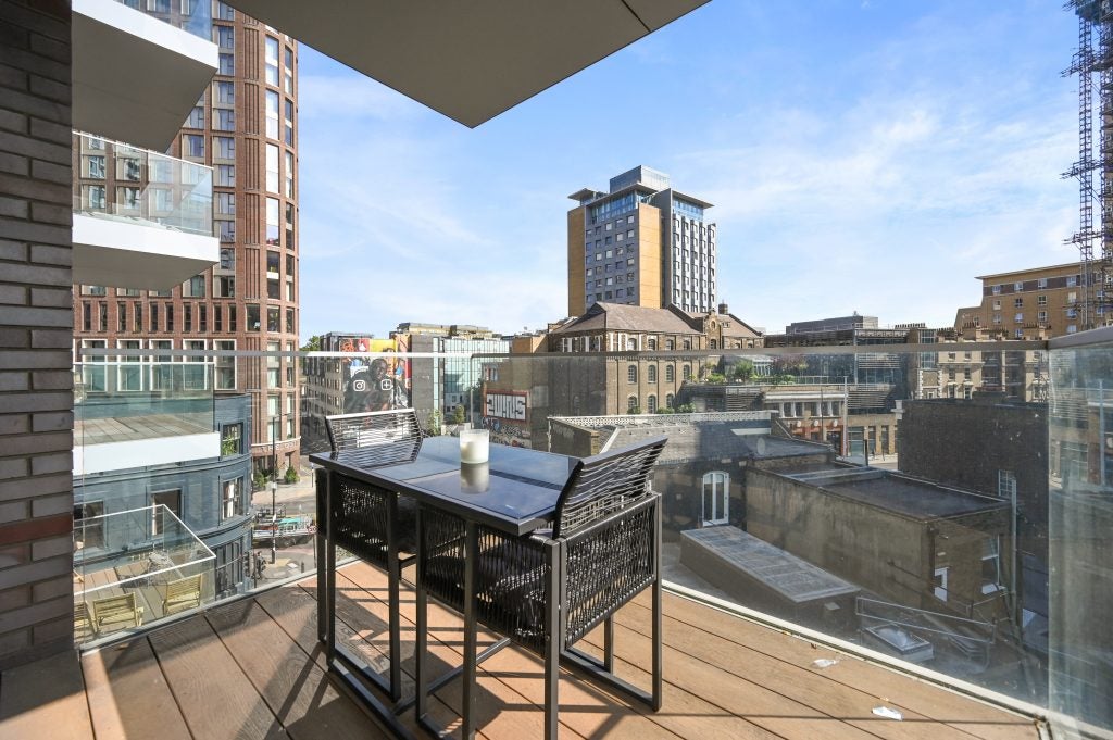 Flat Alie Street in Greater London