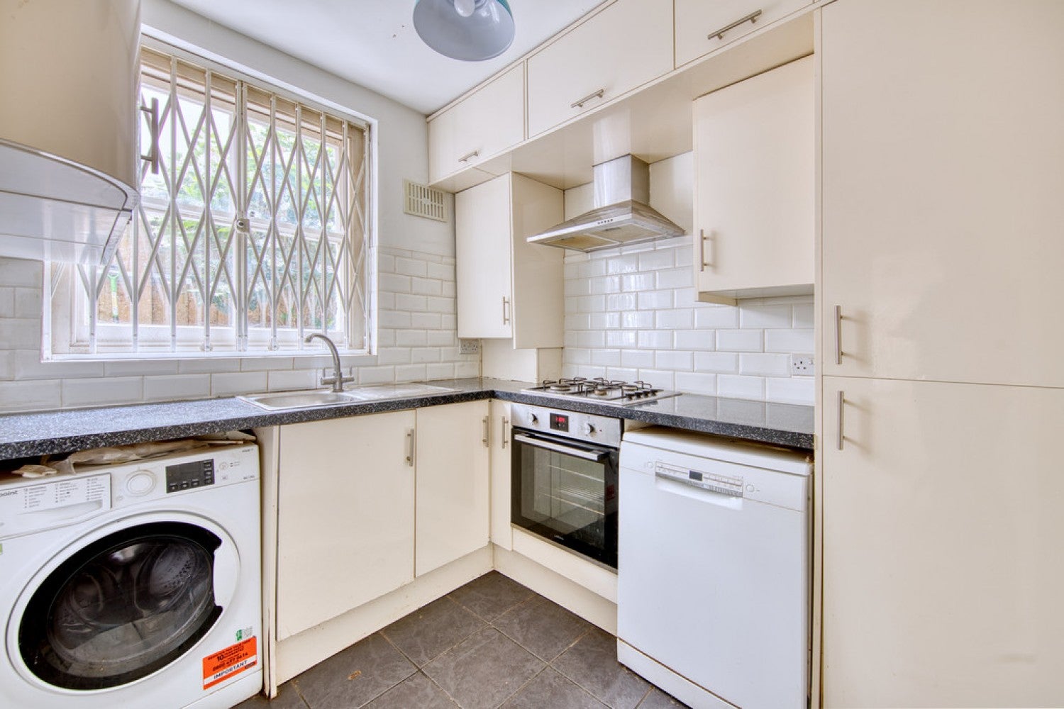 Room Grosvenor Road in Greater London