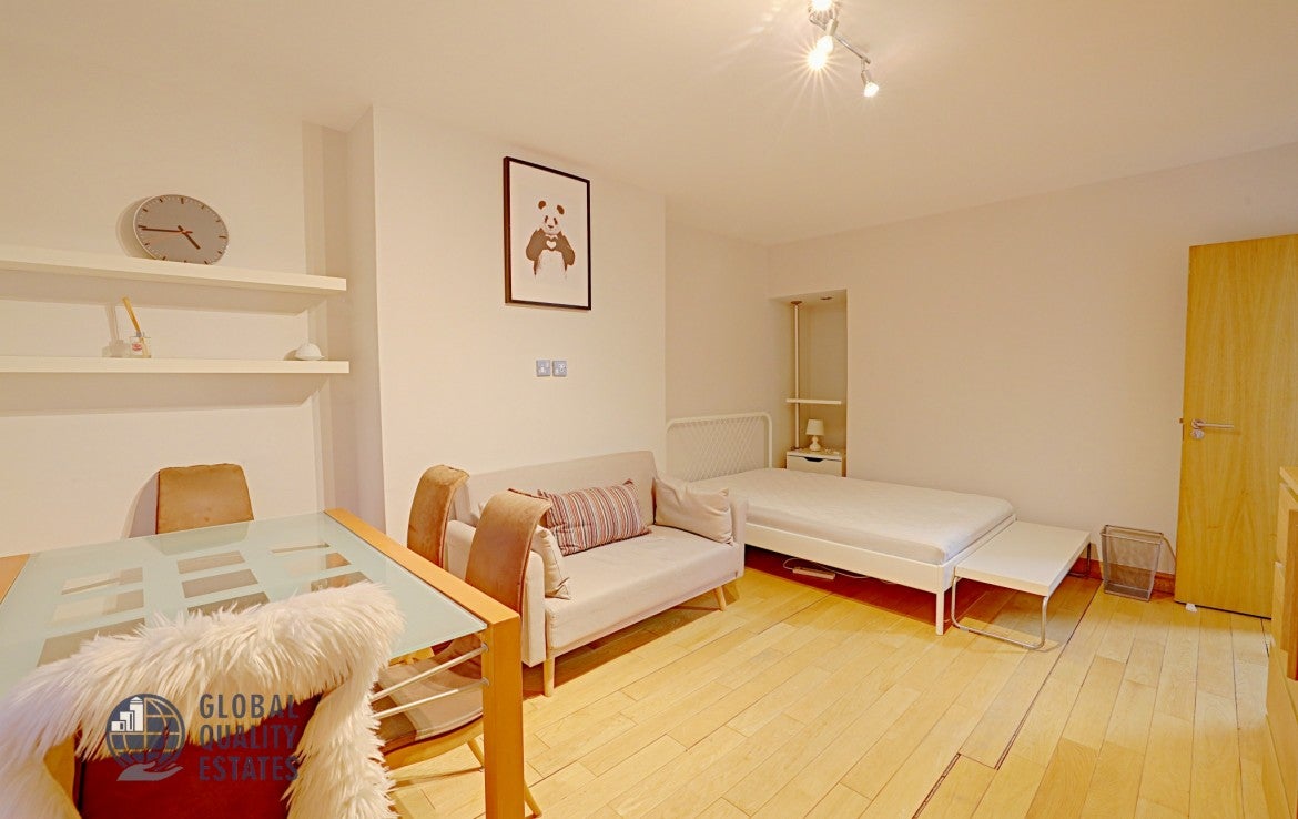 Flat Mornington Street in Greater London