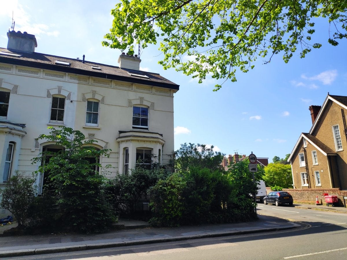 Flat Hatchlands Road in Reigate and Banstead