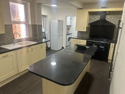 Room Westbourne Road in Luton