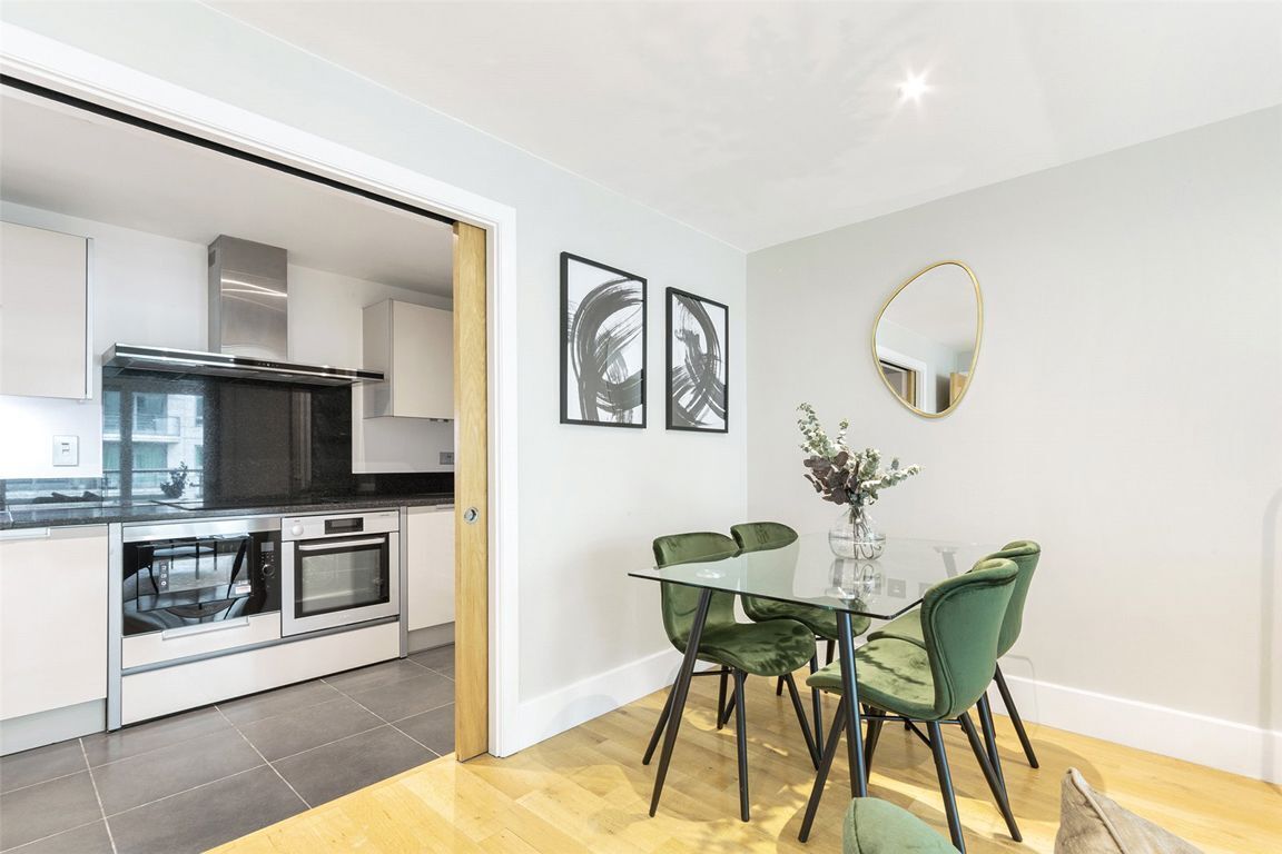 Flat Nine Elms Lane in Greater London