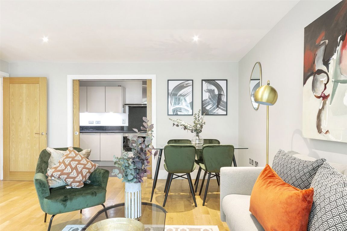Flat Nine Elms Lane in Greater London